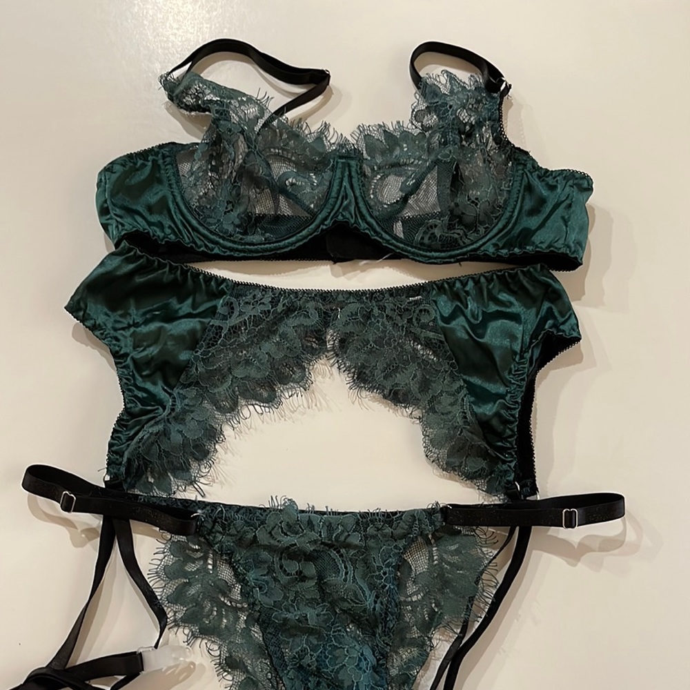 3 piece set small perfect , wore for photo shoot